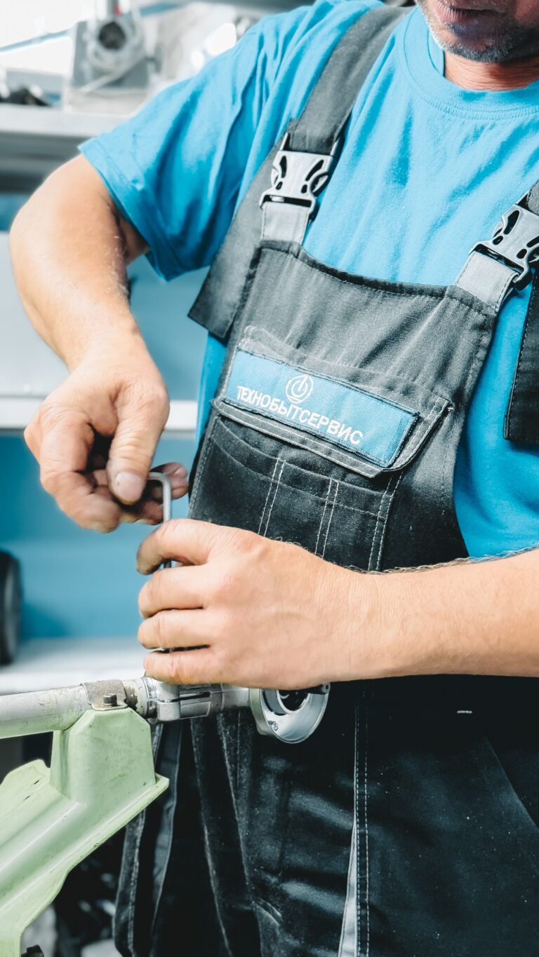 Loodgieter aan het werk met een leiding — algemeen sfeerbeeld